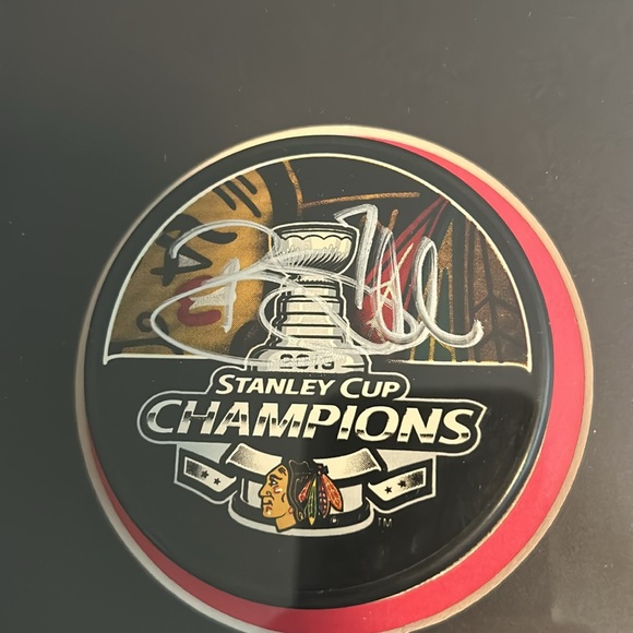 2013 Chicago Blackhawks 17 Secs Autographed Pucks - Picture 10 of 12